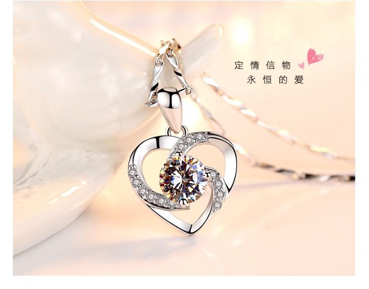 周六福莫桑钻项链女士锁骨链爱心吊坠永恒之心项链